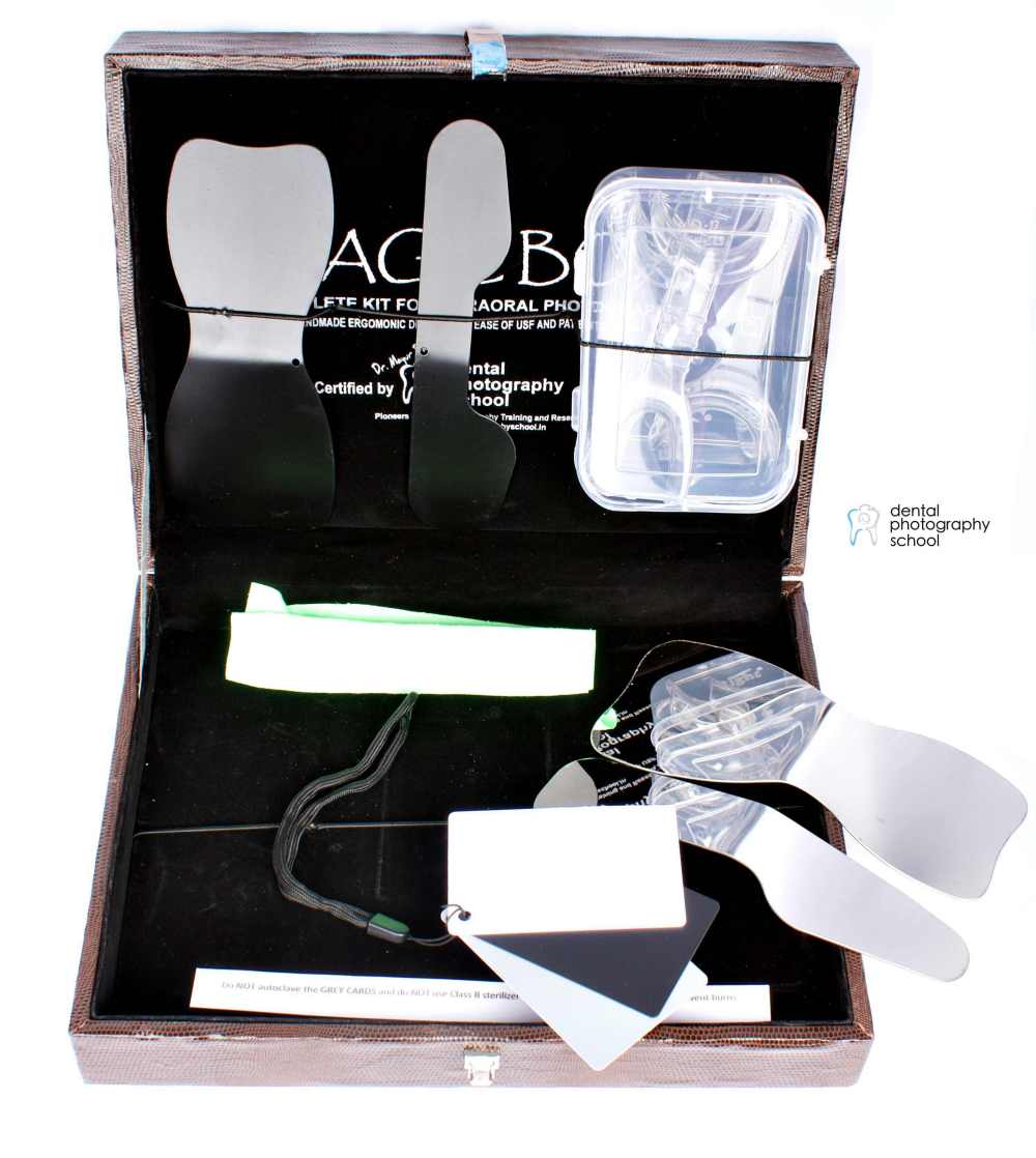 Complete kit of accessories for intraoral dental photography
